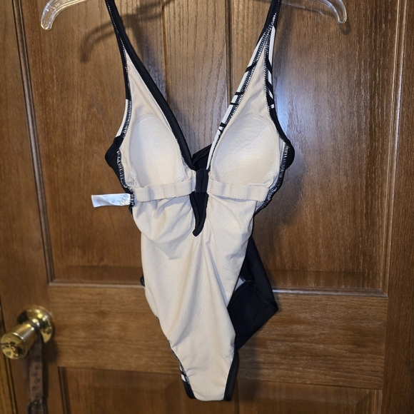 Kona Sol Black & White Leaf Print With Cut-out One Piece Swimsuit Womens Small - Picture 5 of 10